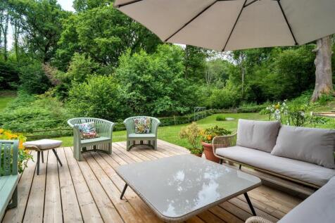 Jubilee Cottage Decked Outdoor Seating.jpg