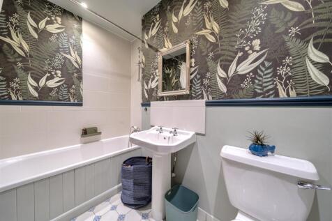 Jubilee Cottage Family Bathroom.jpg