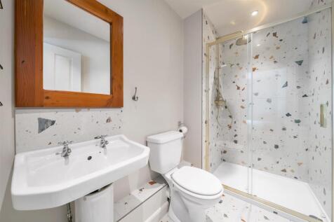 Jubilee Cottage Bedroom 1 En-Suite.jpg