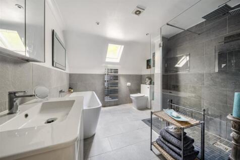 Main Family Bathroom.jpg