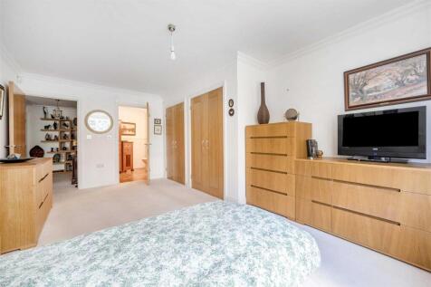Bedroom 1.jpg