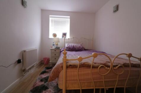 135 Pall Mall Bed...