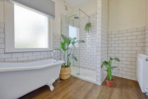 107a Victoria Ave...