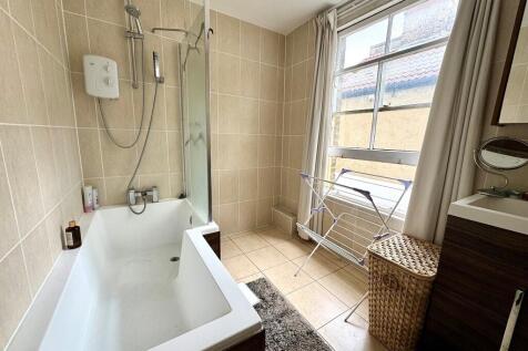 8a Hamlet Road ba...