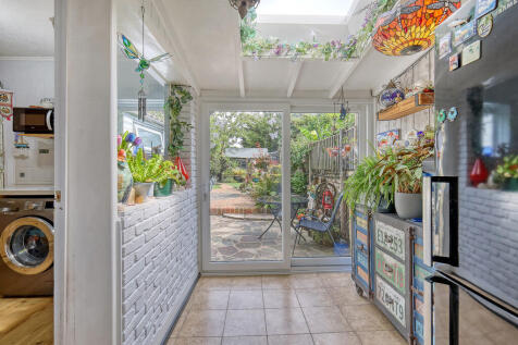 68 Avenue Road le...