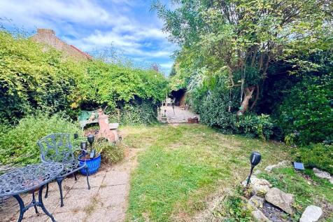 8 Lyme Road garde...
