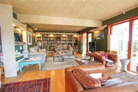 Lounge Dining Area.