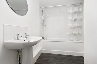 4_bathroom.JPG