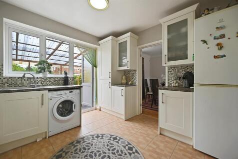 RCAJ- 75 shadwell drive- kitchen 3 (1).jpg
