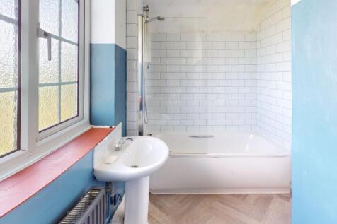 1-Belnor-Avenue-Bathroom.jpg