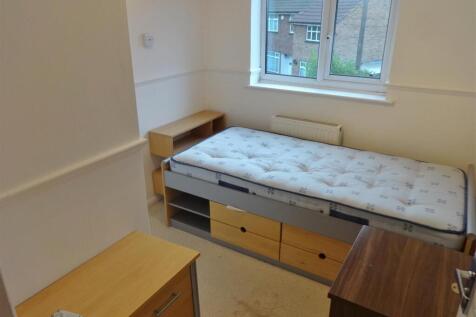 bedroom 4.JPG