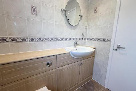 Bathroom 2.jpg
