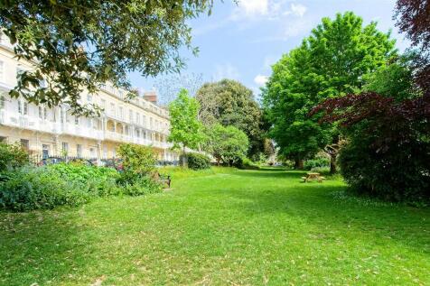 2 Bedroom Flat for rent - outside green area1.jpg