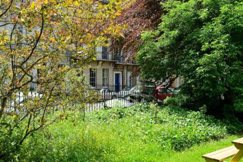 2 Bedroom Flat for rent - outside green area4.jpg
