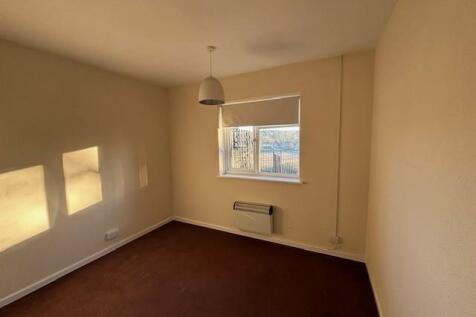 Flat 1A High Street, Headley. Bed2.jpg