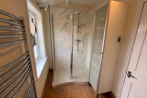 Grove Hse shower room.jpg