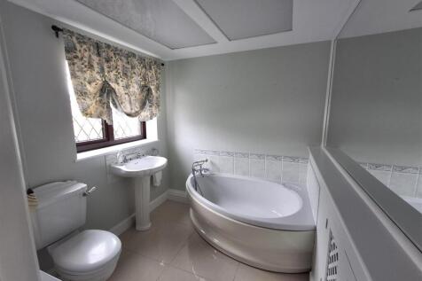 Family bathroom 2.jpg