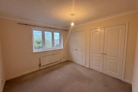 13 Faiholme Gdens Bed 1.jpg