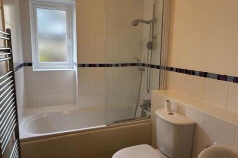 13 Fairholme Gdens bathroom.jpg