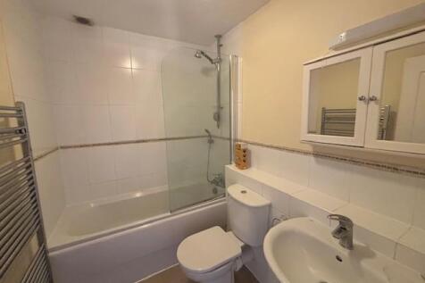 13 Fairholme Gdens ensuite bathroom.jpg