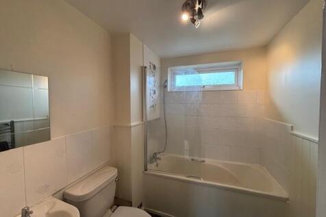 20 Plovers Way bathroom.jpg