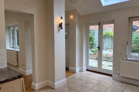 2 Timber Close kitbreakf.jpg