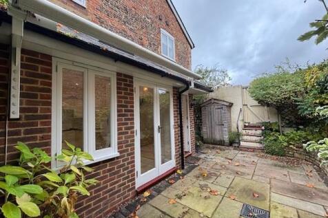 2 Timber Close courtyard garden.jpg