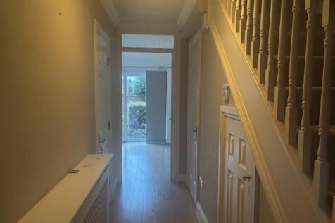 16 Borelli Mews hallway.jpg