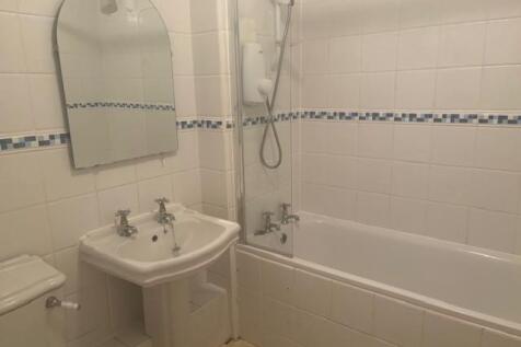 16 Borelli Mews bathroom.jpg