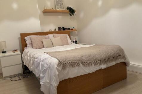 PHOTO BEDROOM AND BED MADE UP HILLMARTON RDjpg.jpg