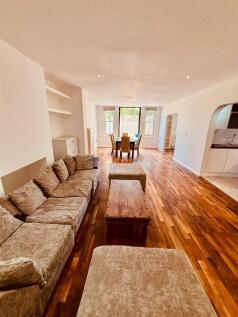 Living Room 002.jpg
