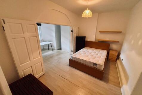 Master bedroom 001.jpg