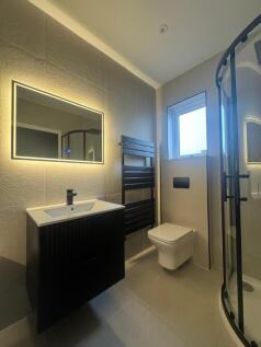 Bathroom 2 6RS.jpg