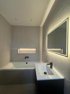 Bathroom 1 6RS.jpg