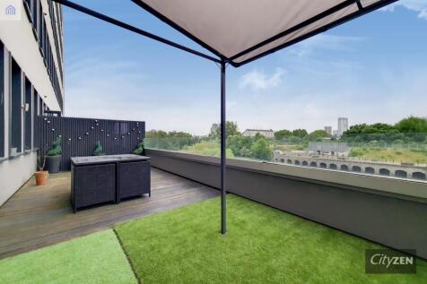 PRIVATE WEST FACING TERRACE
