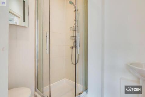 EN SUITE SHOWER ROOM