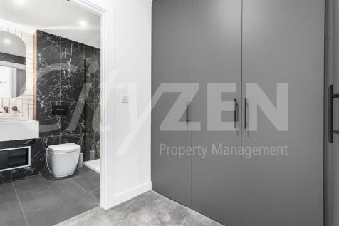 DRESSING AREA/EN-SUITE