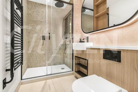EN SUITE SHOWER ROOM