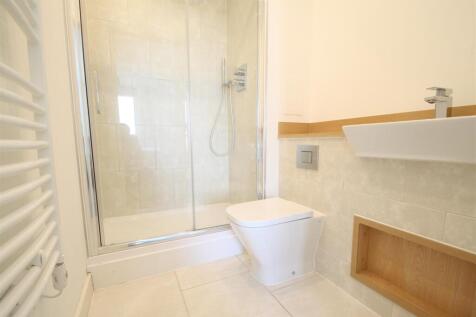EN-SUITE SHOWER ROOM