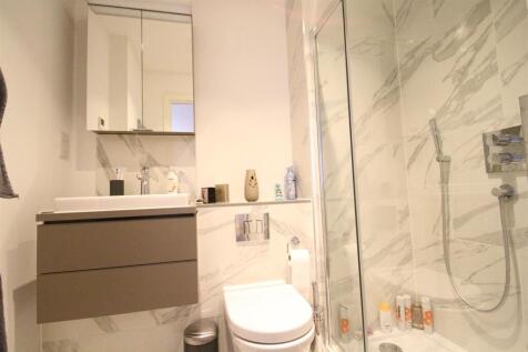 EN SUITE SHOWER ROOM