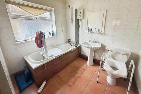 Bathroom (Gf)