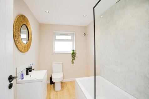 Family Bathroom 2