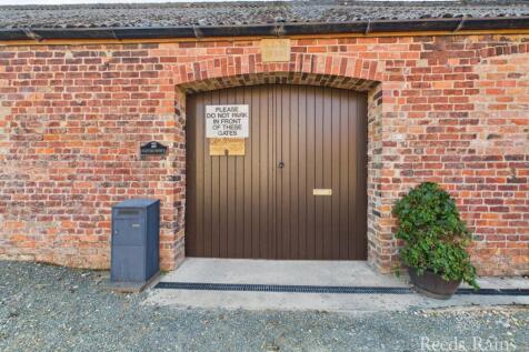 Driveway/Courtyard
