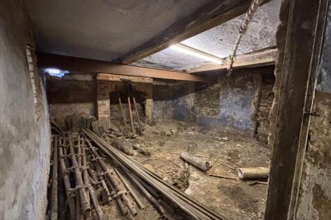 1 Celler Room