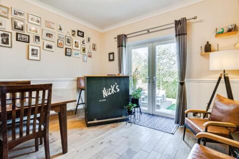 Snug/Dining Room