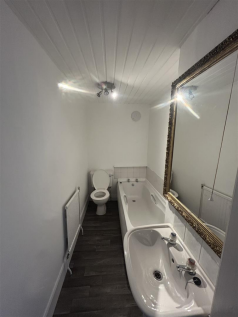 83a Main Road Bathroom.png