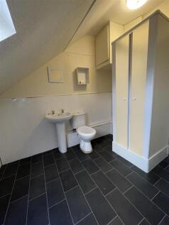 2R 22 Winton Street Showerroom.jpg