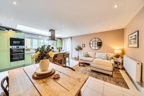 Kitchen/ diner/ reception