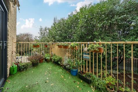 Balcony with views over peoples park