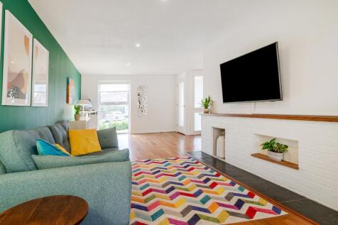 L-Shaped Reception Room